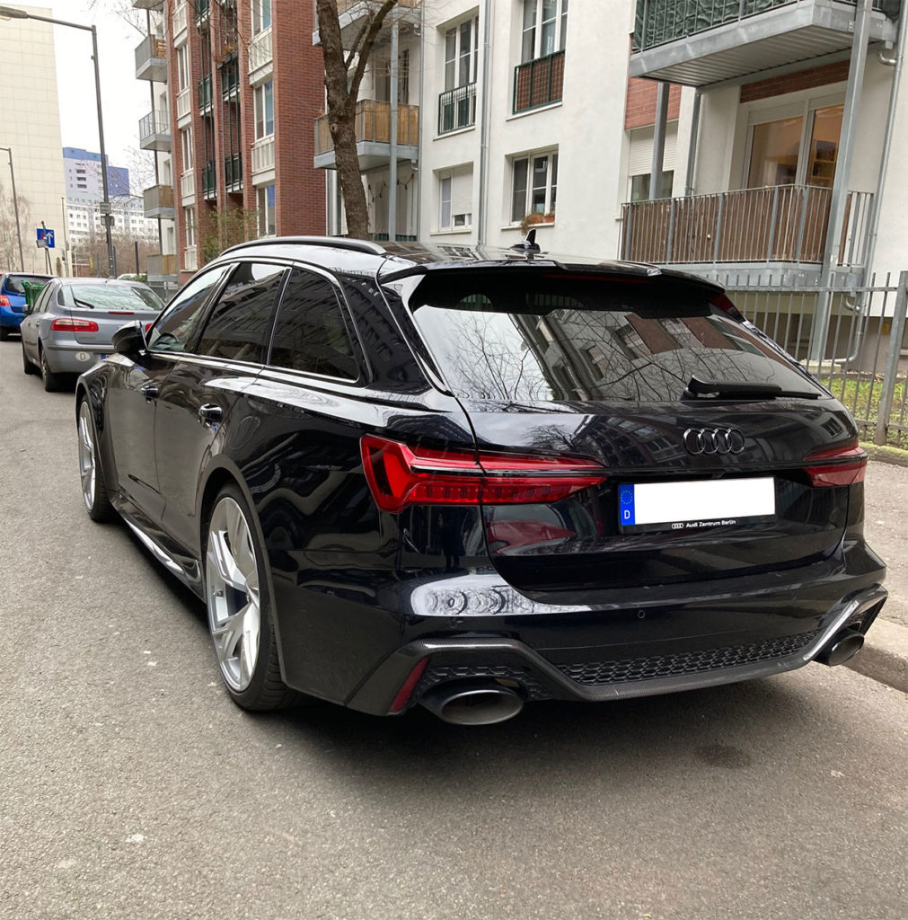 Audi RS6 in Schwarz von hinten